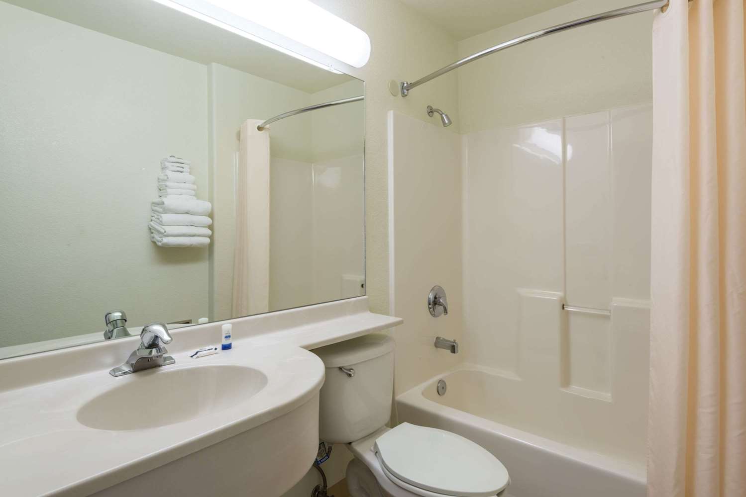 Microtel Inn & Suites by Wyndham Pueblo 28/29
