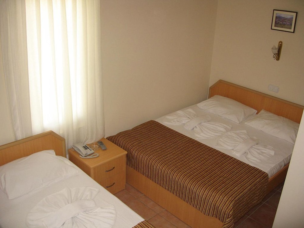 MOMS HOTEL 14/44