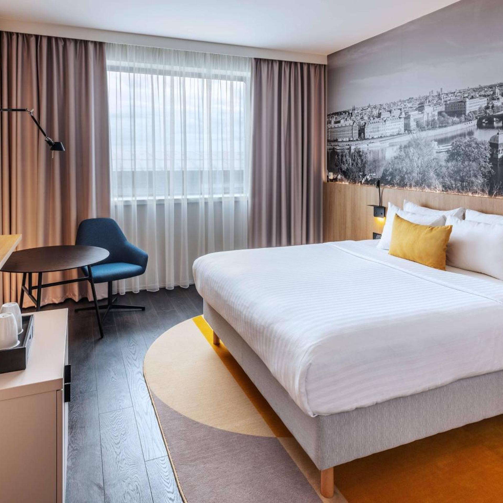 Guest Room, King Bed, Runway View