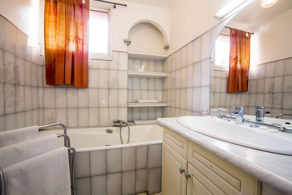 Le Dauphin Hotel 53/54