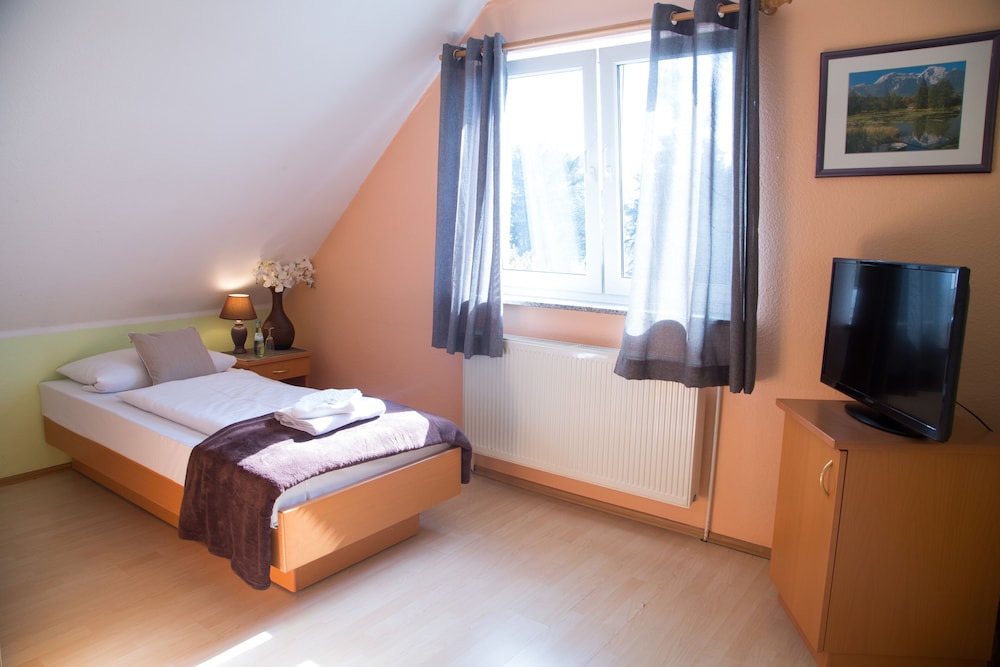 ROOM, SINGLE