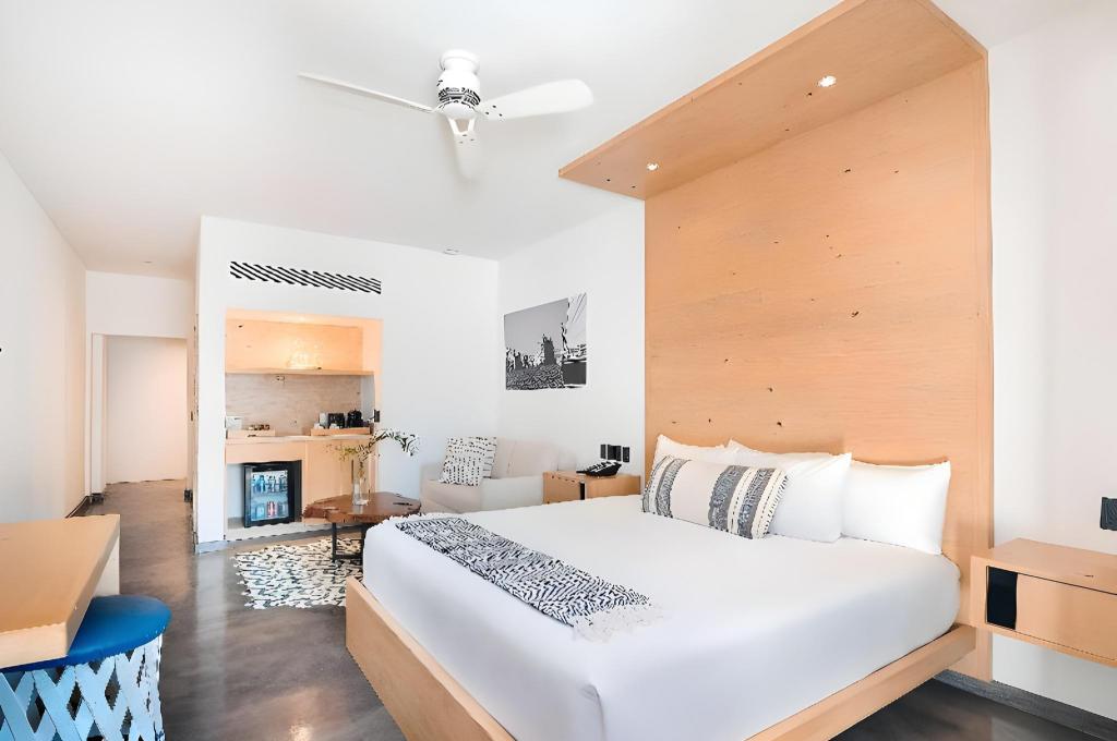 Deluxe, Single, King Bed