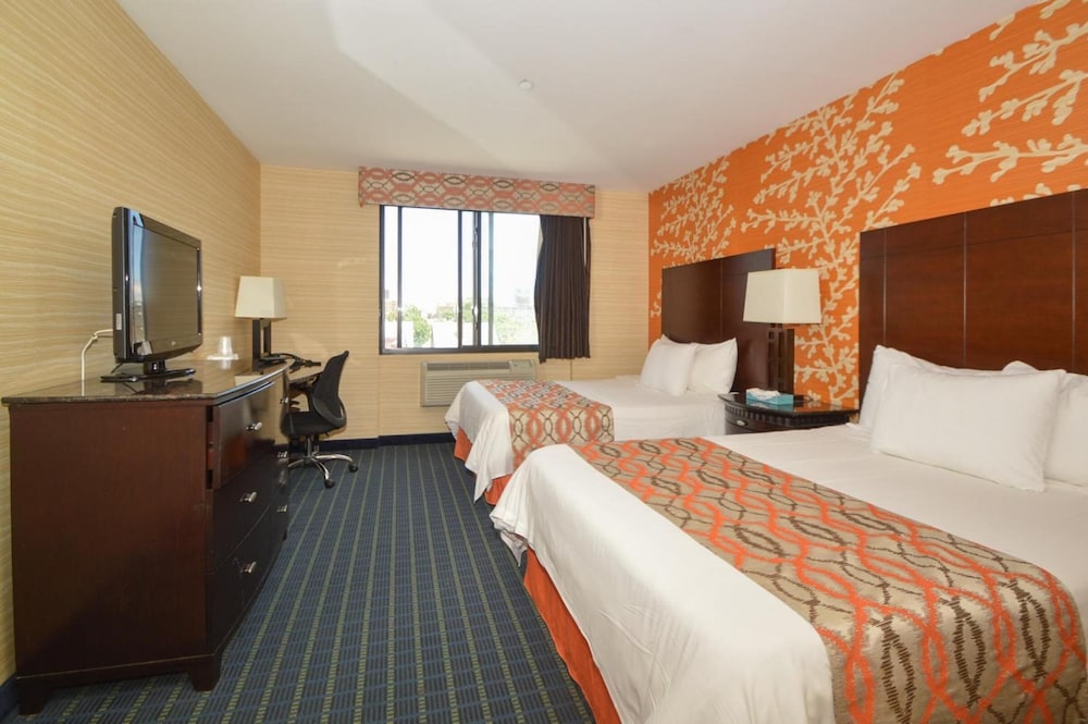 Corona Hotel 7/34