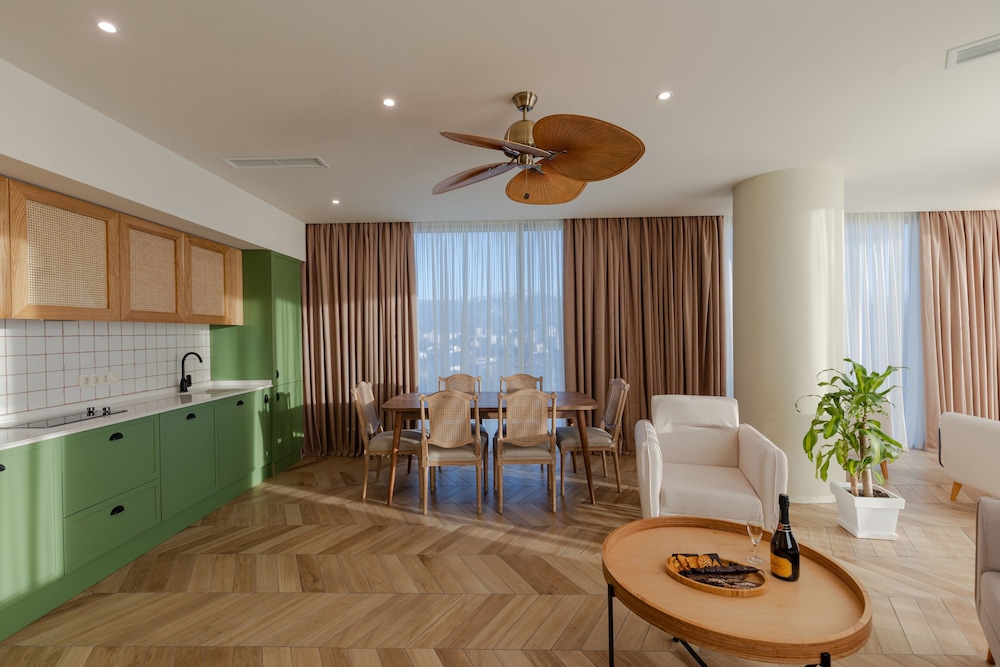 MiraMar Luxury Residences 61/86