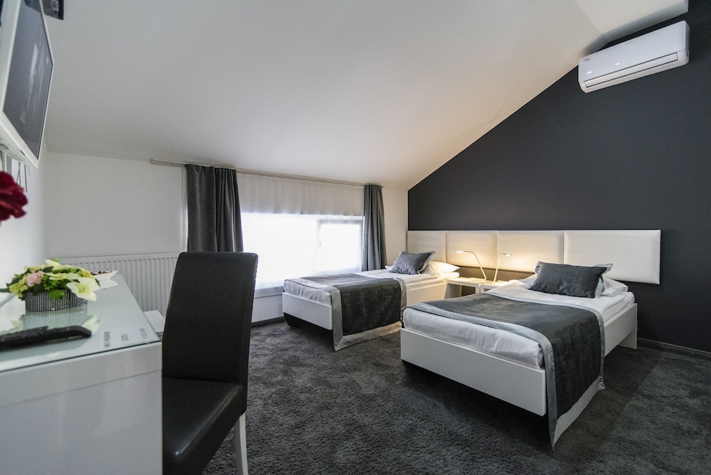 ROOM, DOUBLE OR TWIN BED