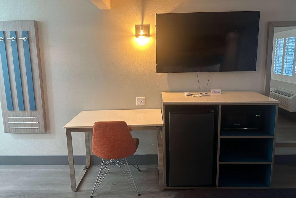 Super 8 by Wyndham Oceanside Downtown 36/50