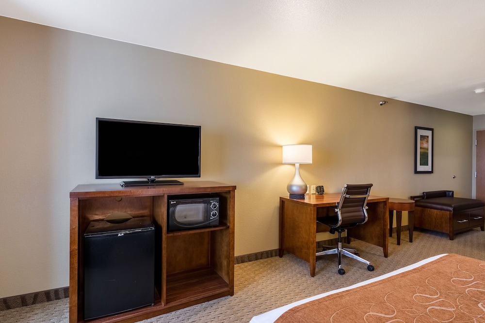 Comfort Suites Burlington, IA 29/30