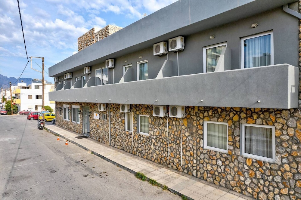 Silver Beach Hotel 2/44