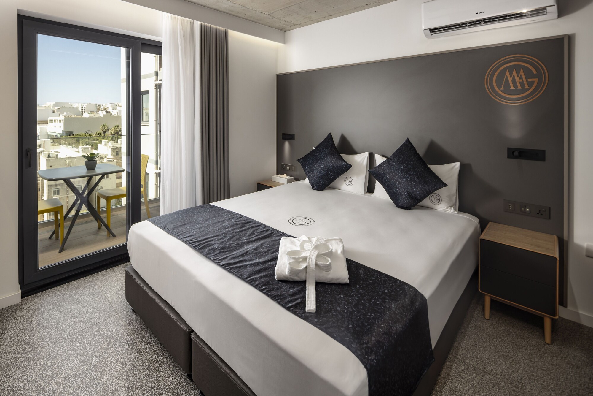 1 BEDROOM, EXECUTIVE, SUITE, CITY VIEW