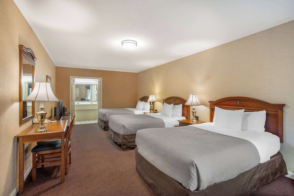 Standard, 3 Double Beds