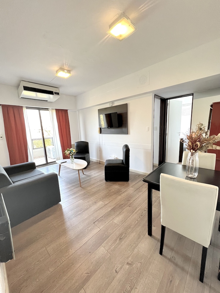 Golf Tower Suites Apartments 54/64