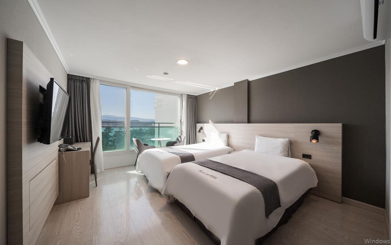 STANDARD, TWIN BEDS, PARTIAL LAKE VIEW