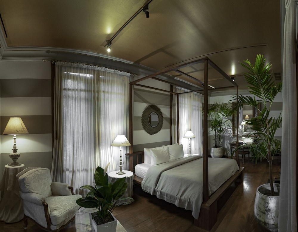 MASTER, SUITE, QUEEN BED, POOL ACCESS