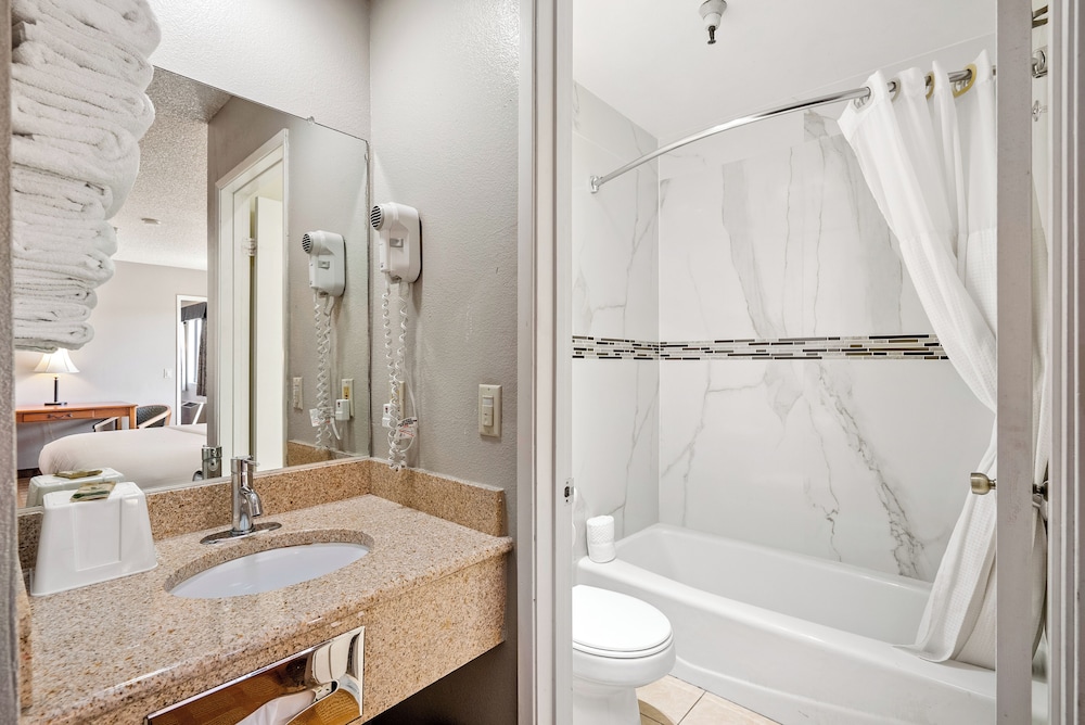 غرفة أساسية مفردة بسرير كوين، Downtown SLO Inn 7/10