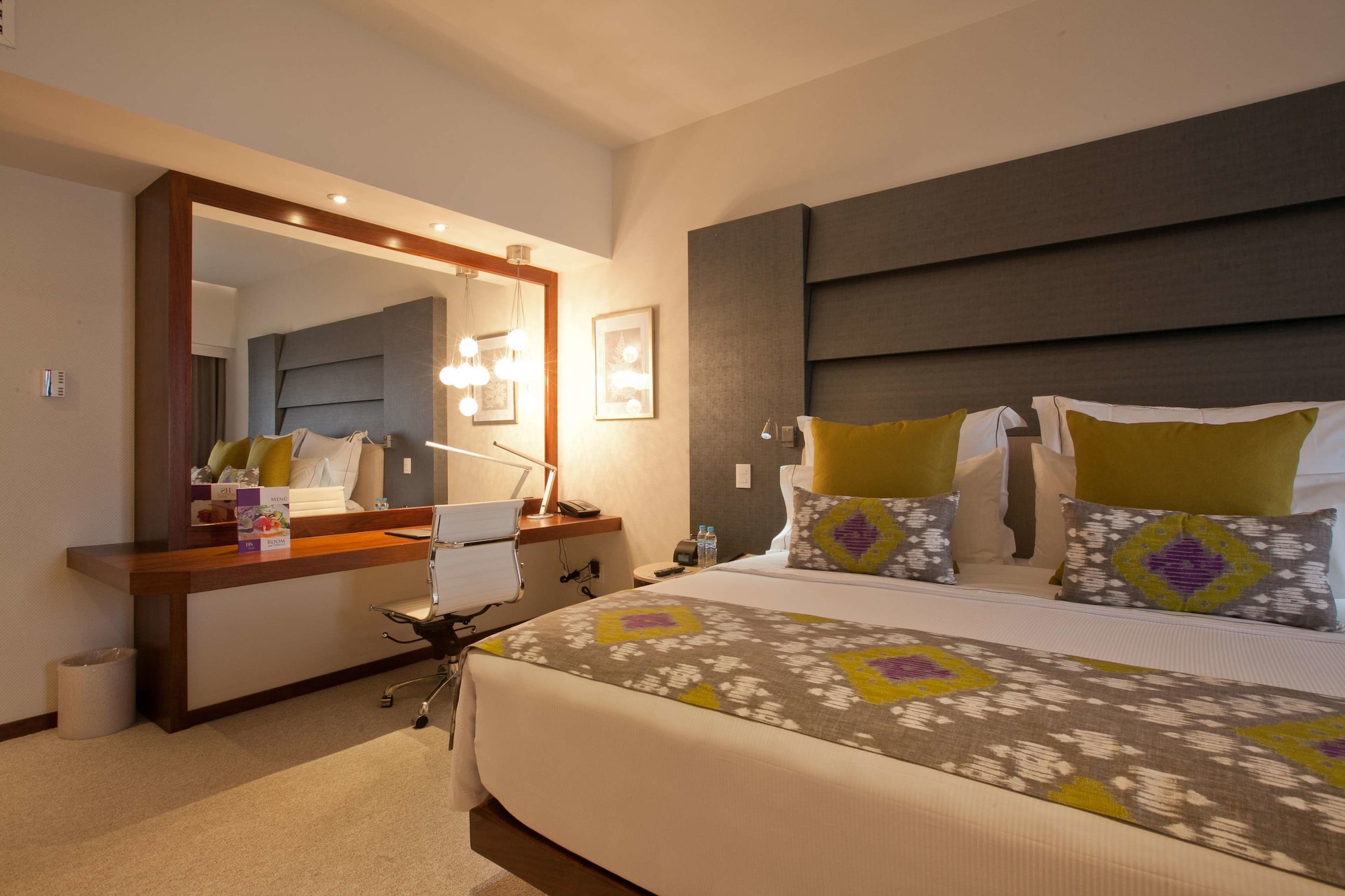LUXURY, EXECUTIVE, KING BED