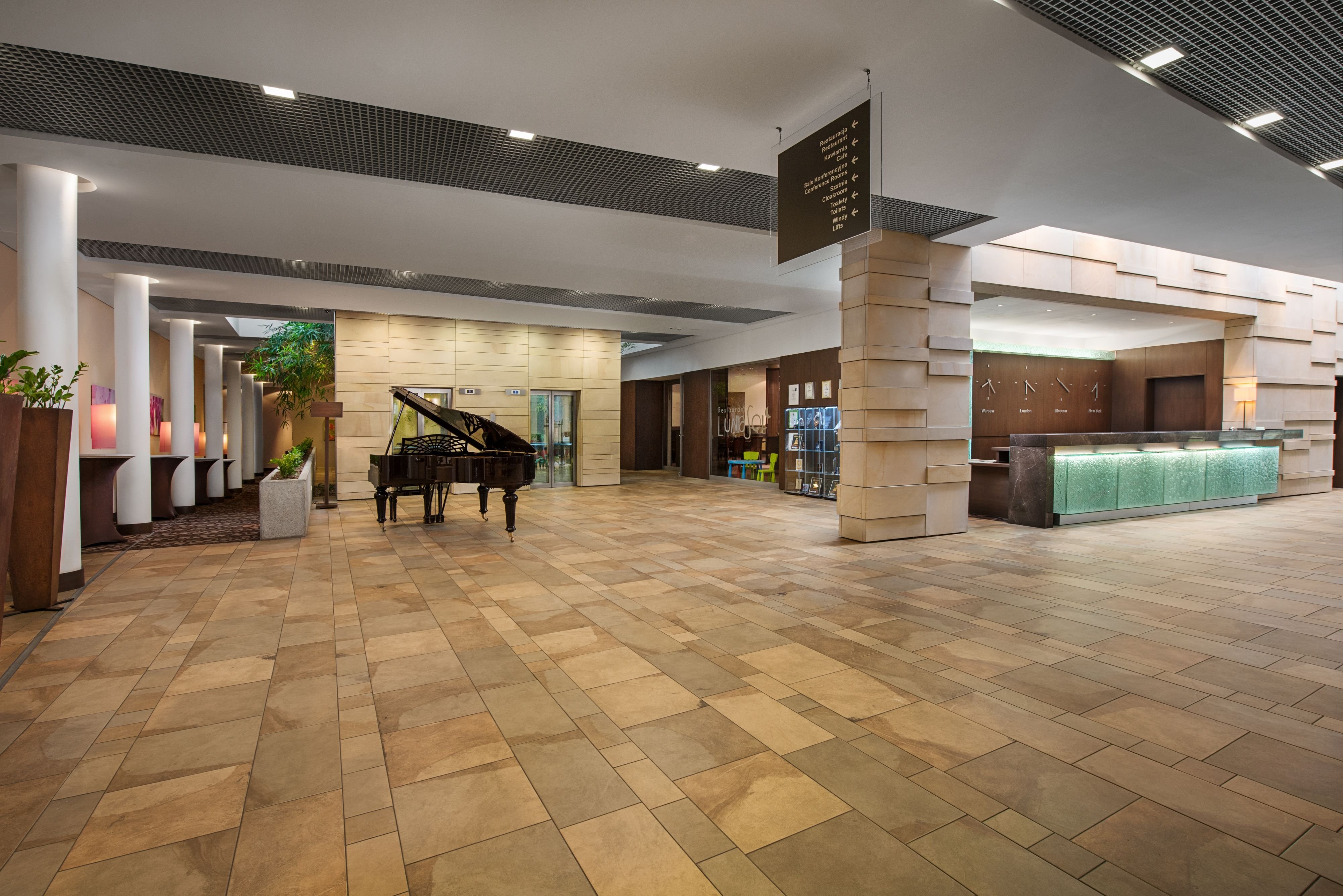 Holiday Inn Warsaw Jozefow 8/50