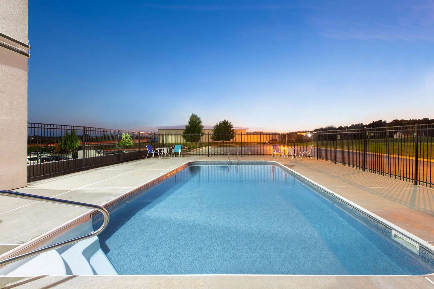 La Quinta Inn & Suites by Wyndham Blue Springs 16/31