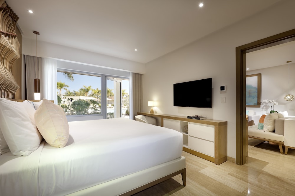 Concierge, Swim Up, Master, Family, Suite, King Bed, Sofa