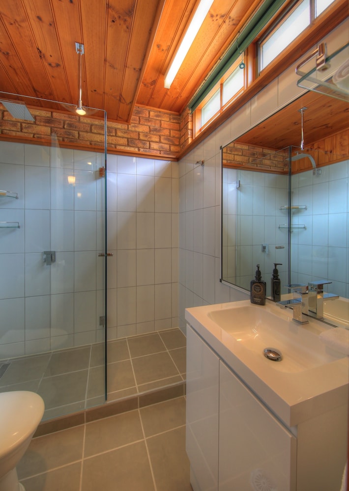 STANLEY VILLAGE WATERFRONT ACCOMMODATION 47/70