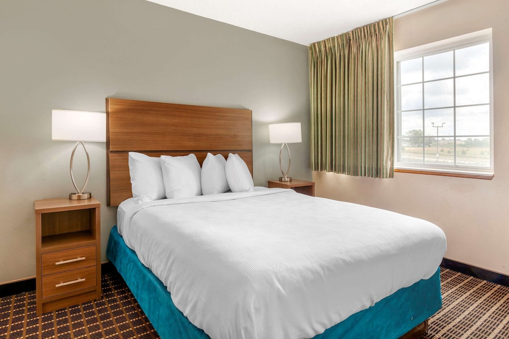 MainStay Suites Dubuque at Hwy 20 10/36