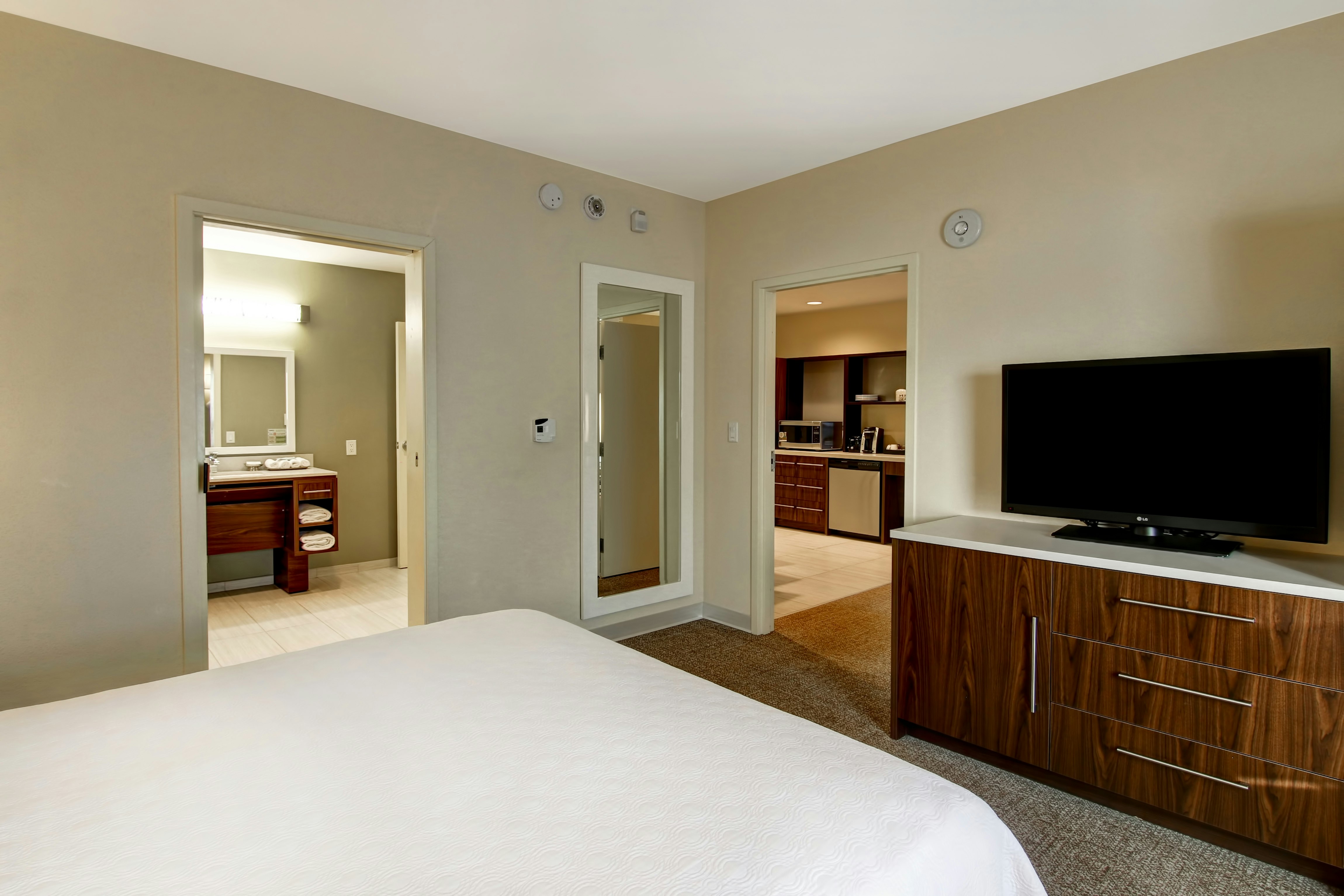 SUITE, QUEEN BED, ACCESSIBLE