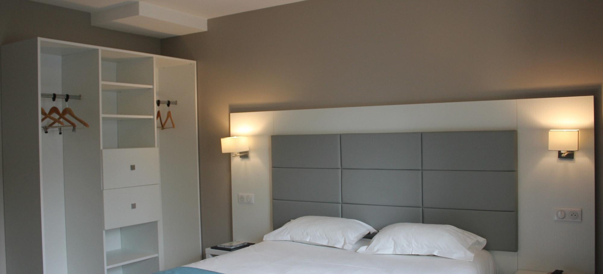 Room, Double Bed, Train Side، Hotel Le Quincangrogne 2/4
