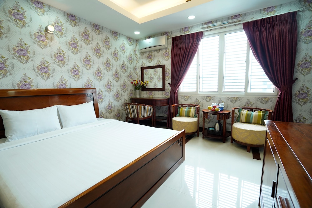 DELUXE, QUEEN BED, CITY VIEW