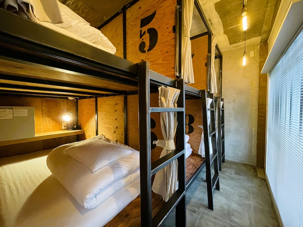 Mixed Dorm, 8 Beds, Dining Area