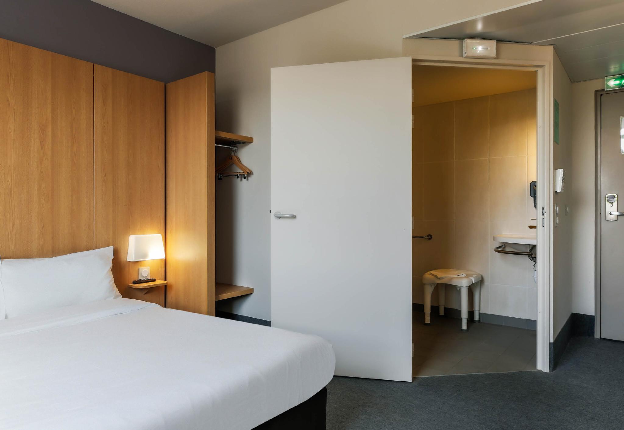 Room, Double Bed, Accessible