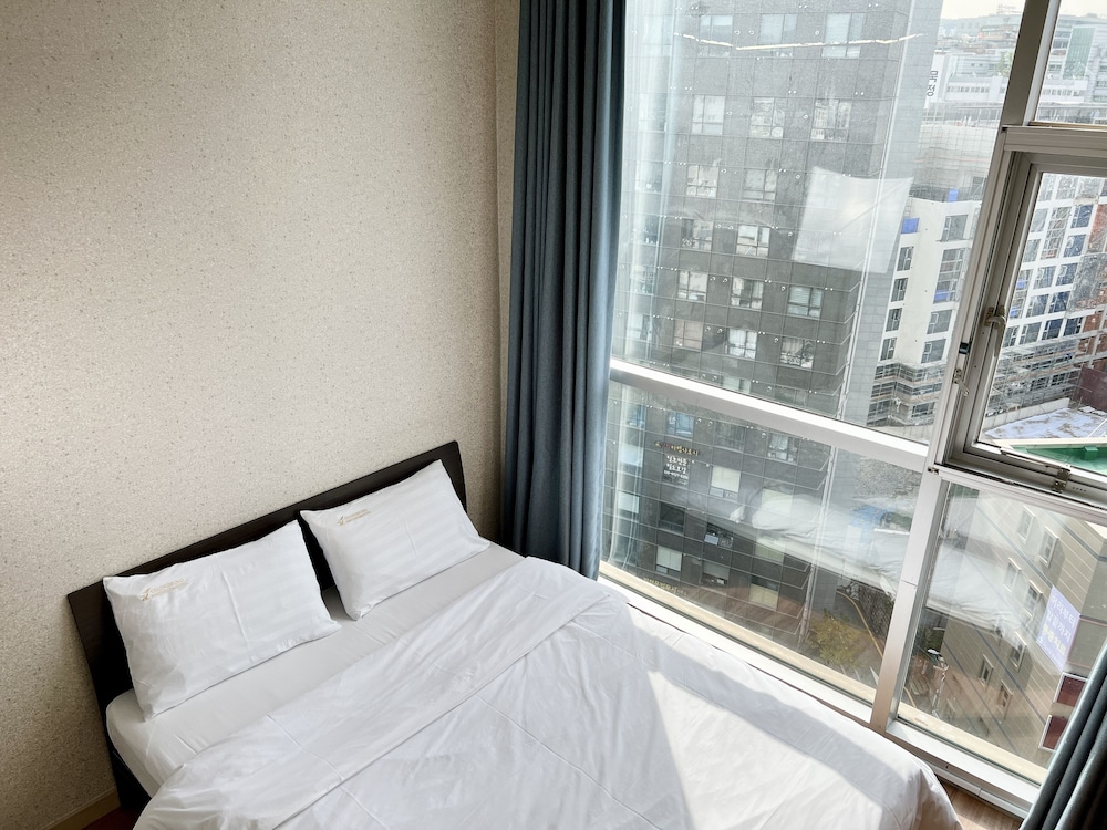 Room, Queen Bed, Tower View