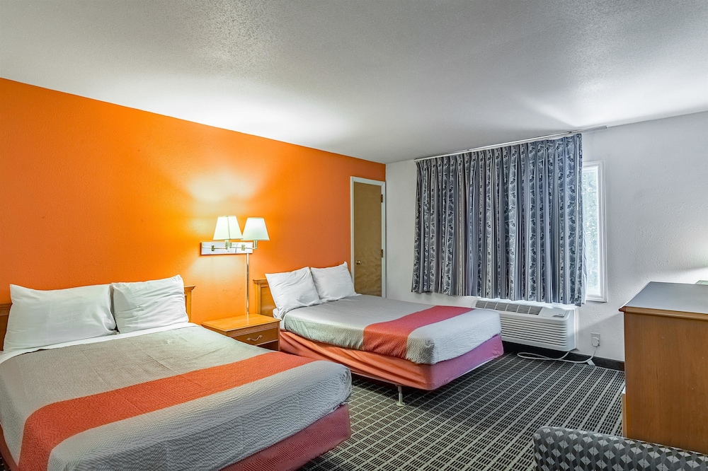 Motel6 Grand Rapids, MI - Northeast 33/49