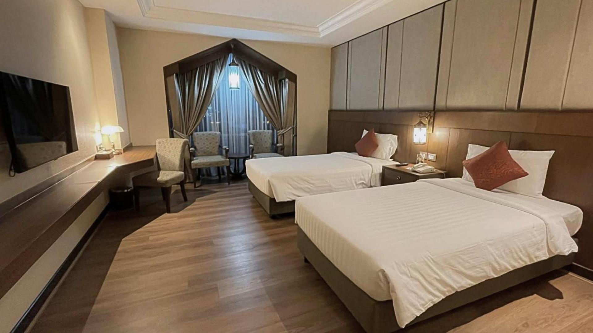 SUPERIOR, TWIN BEDS, CITY VIEW
