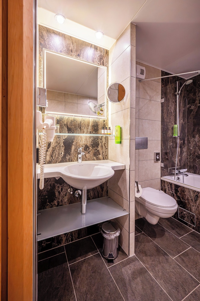Bio Seehotel Zeulenroda 42/43