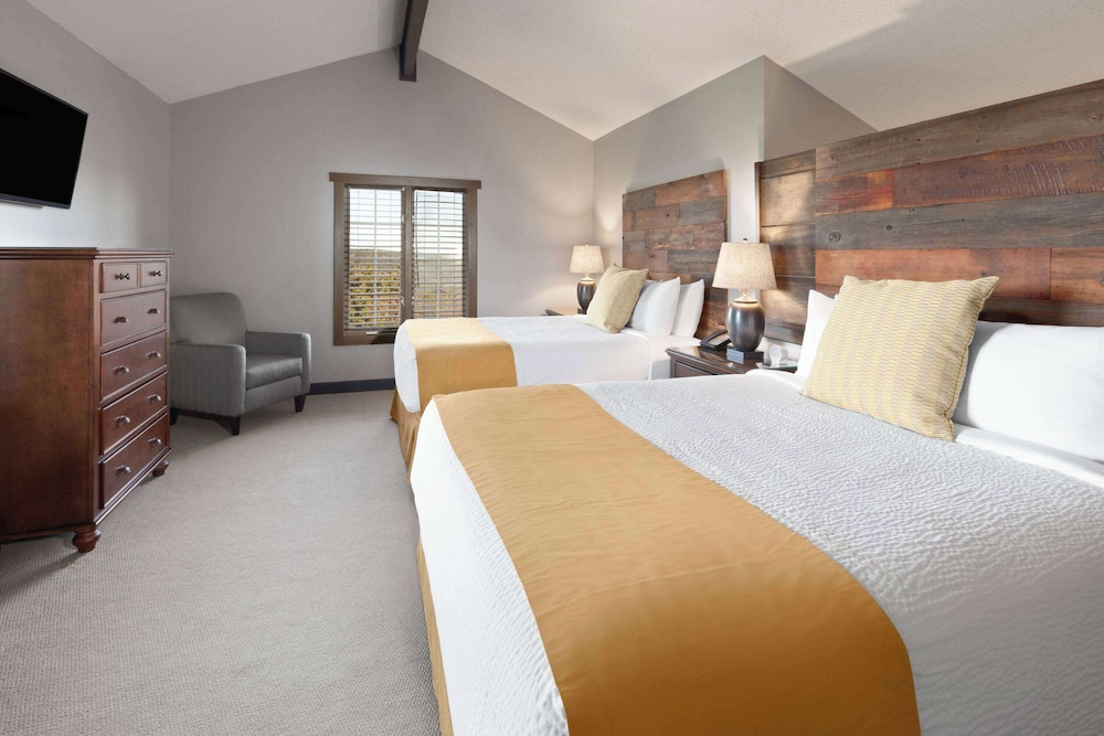 Loft, Suite, 1 King and 2 Queen Beds, Slope View, Sofa, Pet Friendly، Corduroy Inn and Lodge, Trademark Collection by Wyndham 2/5