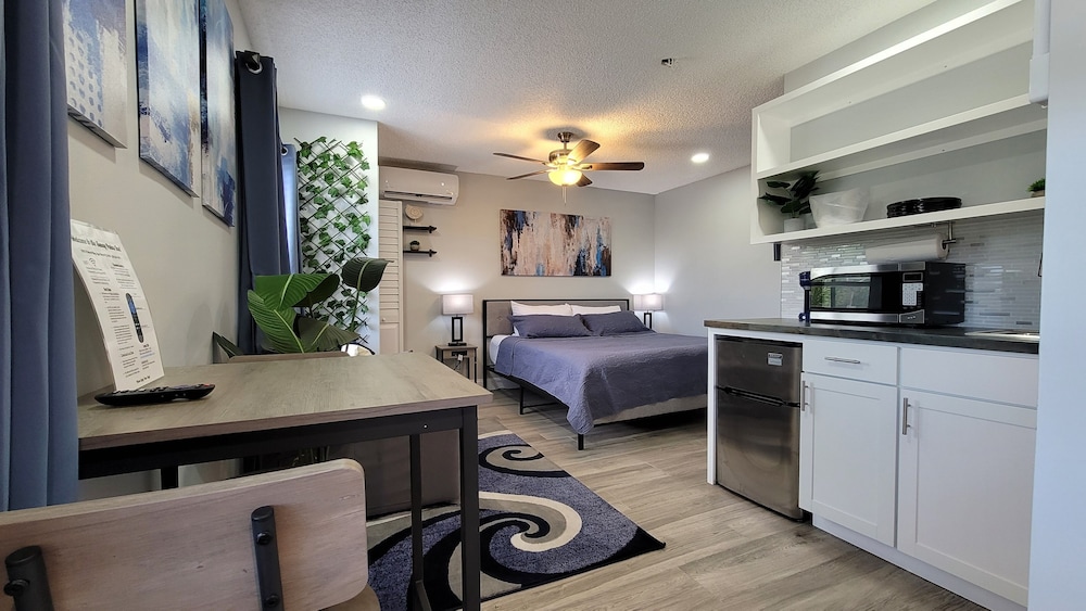 Sunny Palms Inn 24/31