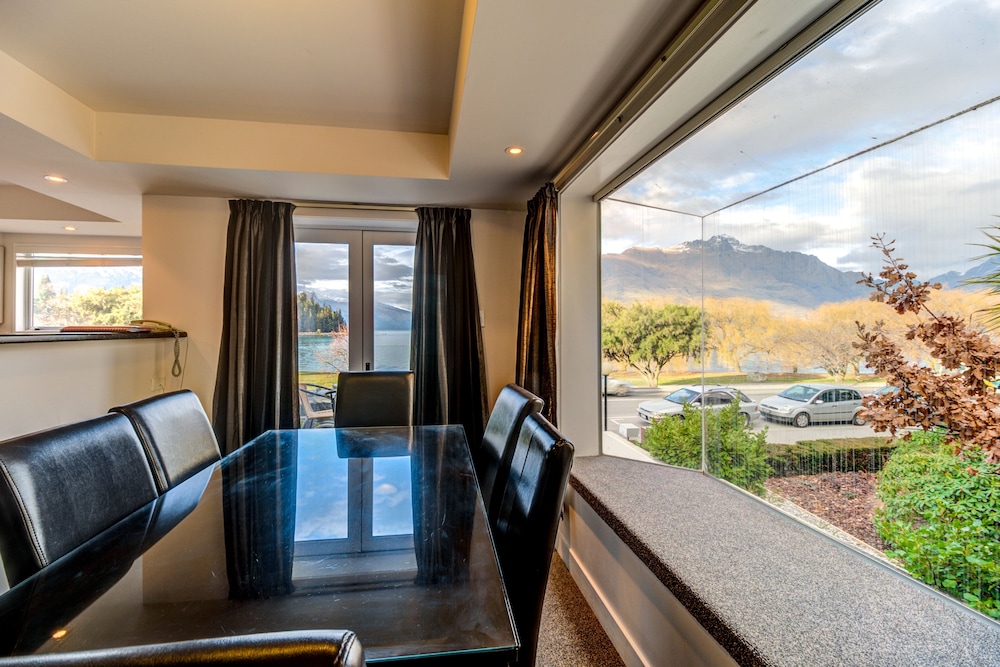 Lakefront Apartments and Lodges 20/49