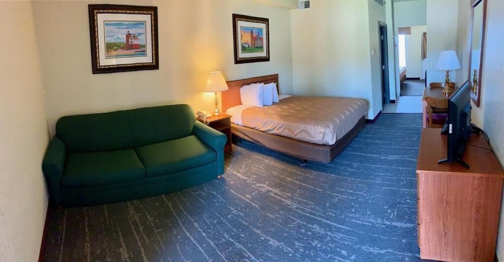 Mackinaw Beach & Bay Inn & Suites 35/51