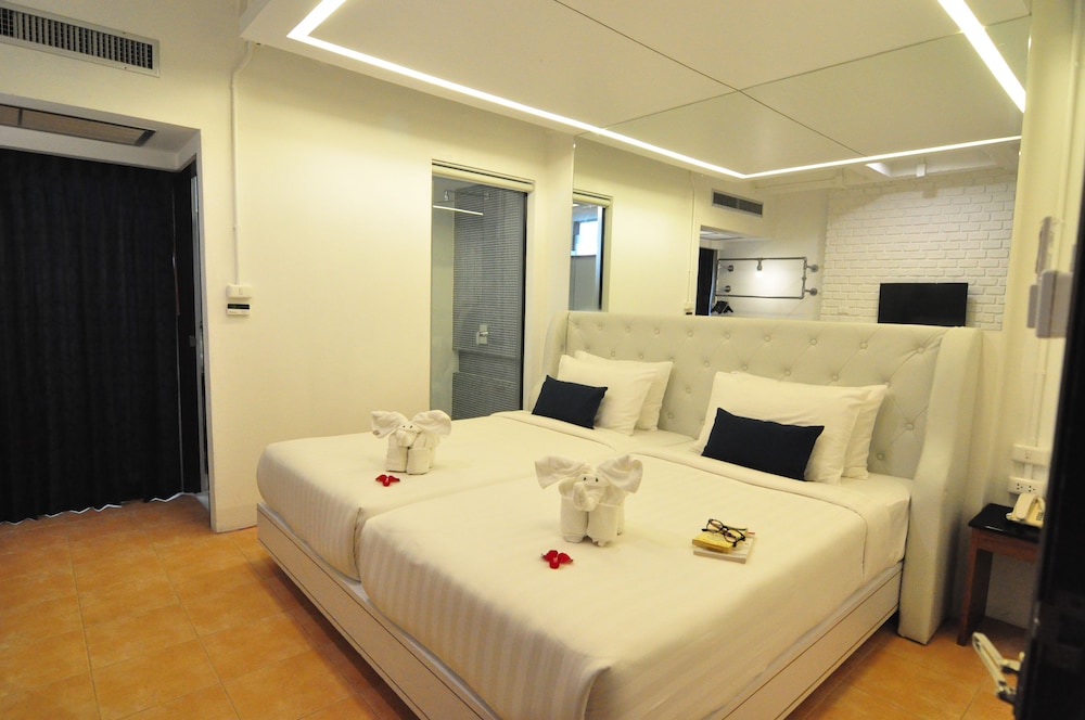 DELUXE, TWIN BEDS, NO VIEW
