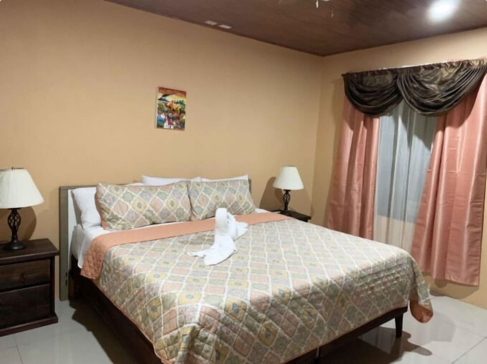 Aunty Arenal Lodge 7/50