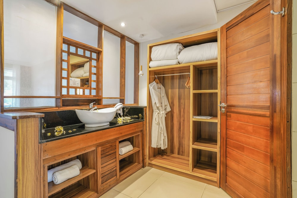 Le Peninsula Bay Beach Resort & Spa 50/50