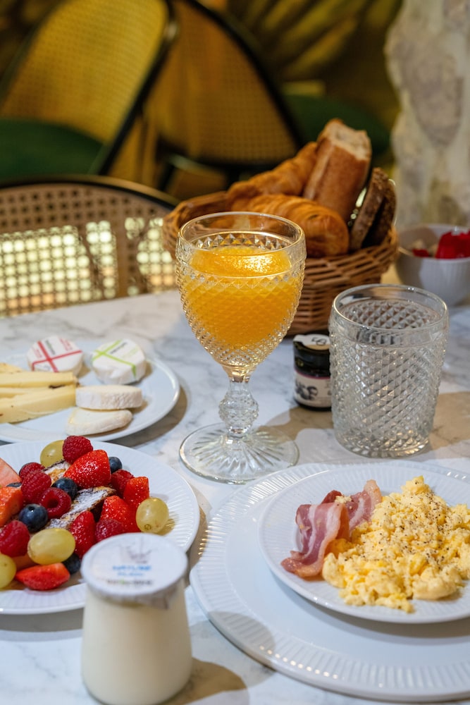 Hotel De Fleurie 36/50