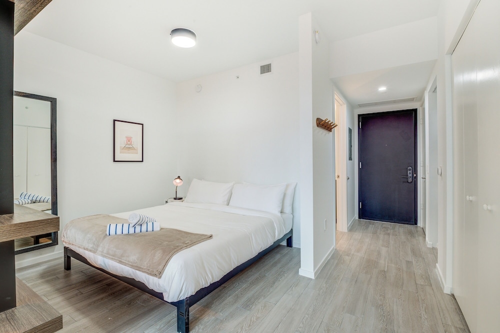 STUDIO, KING BED