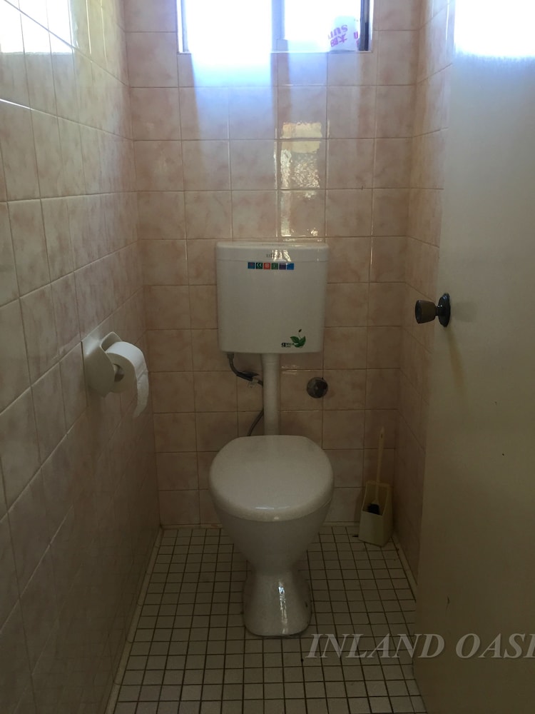 INLAND OASIS MOTEL 62/68