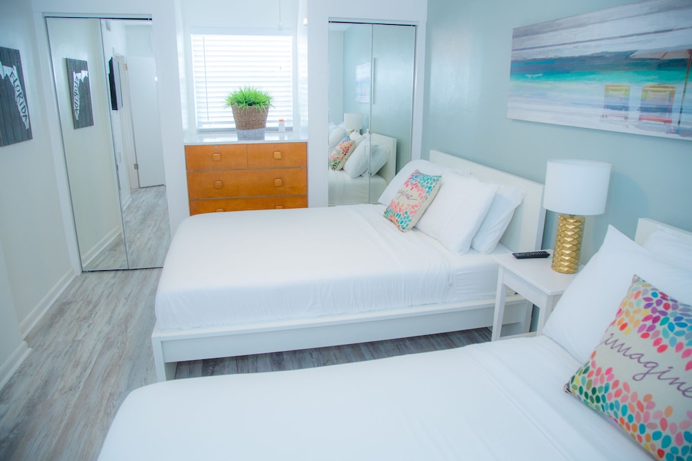 1 Bedroom, Suite, 2 Double Beds, Pool Side