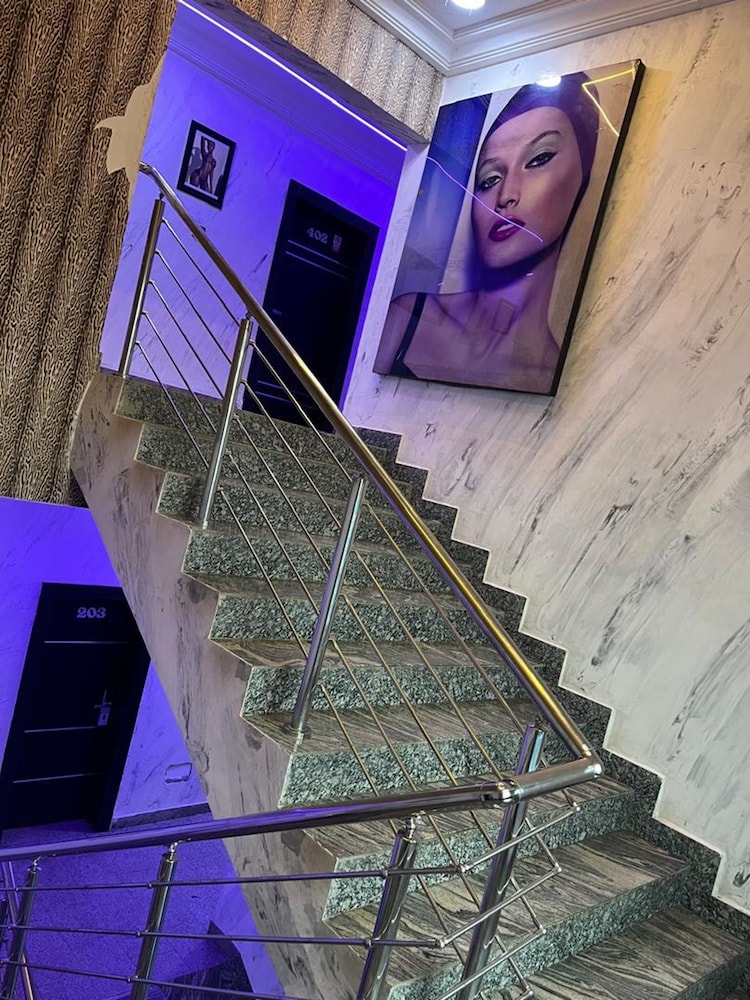 Paris Suites 41/64