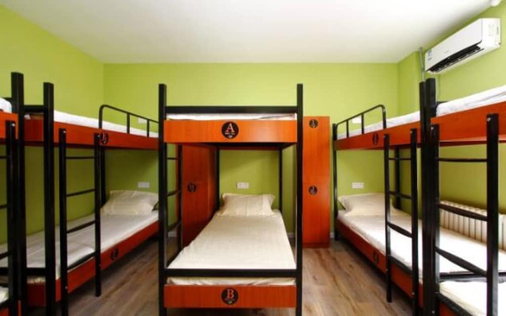 Meet Int'l Youth Hostel Zhejiang Rd 11/18