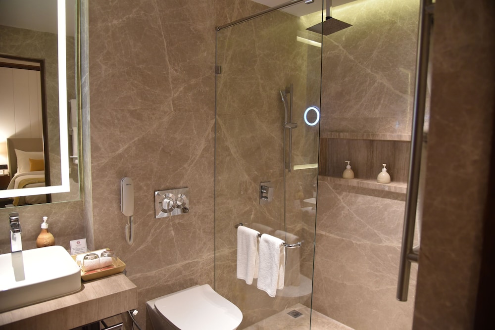 2 BEDROOMS, SUITE
