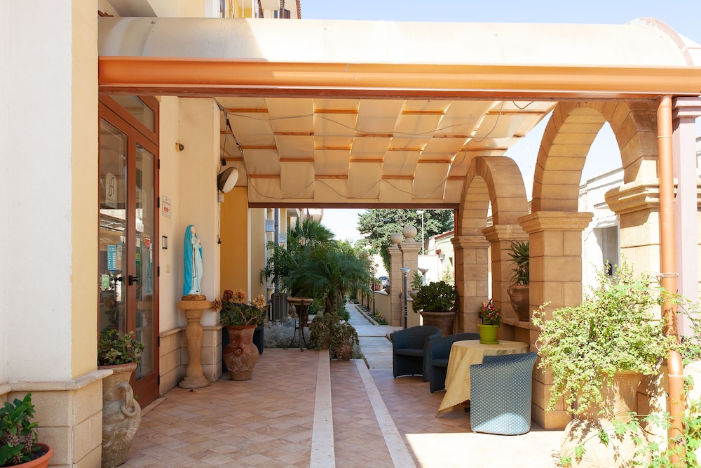 Sammartano Hotel 11/56