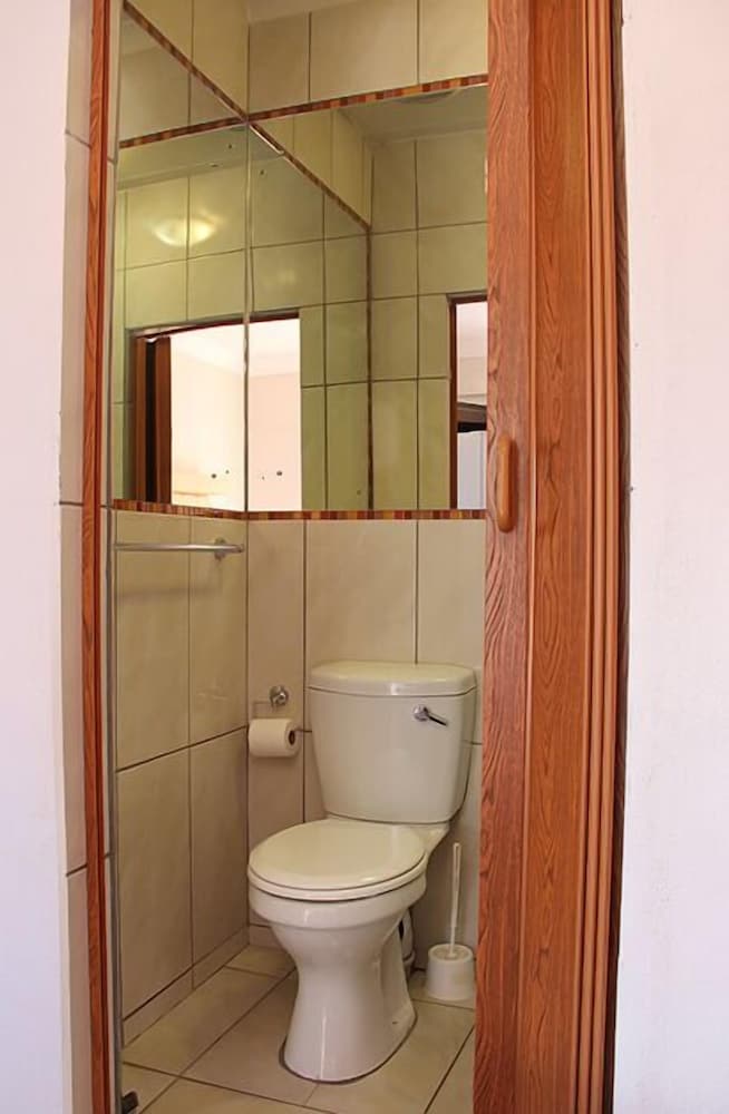 Airport Bed And Breakfast 24/33