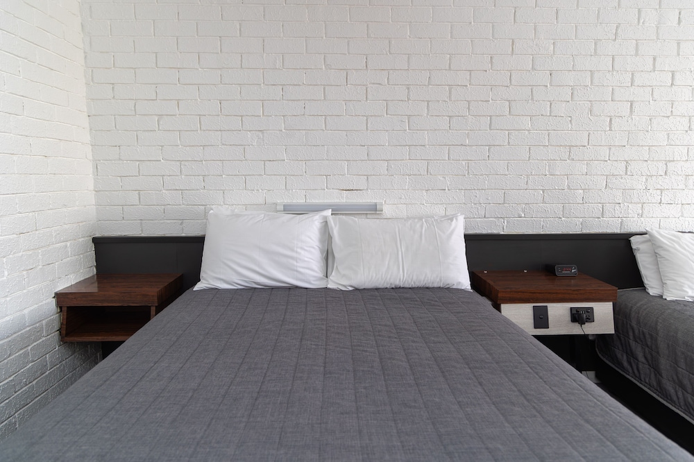 Standard, Queen Bed